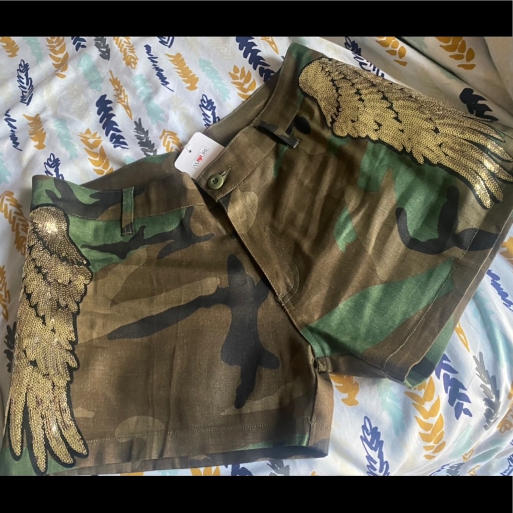 Camouflage shorts with Wings